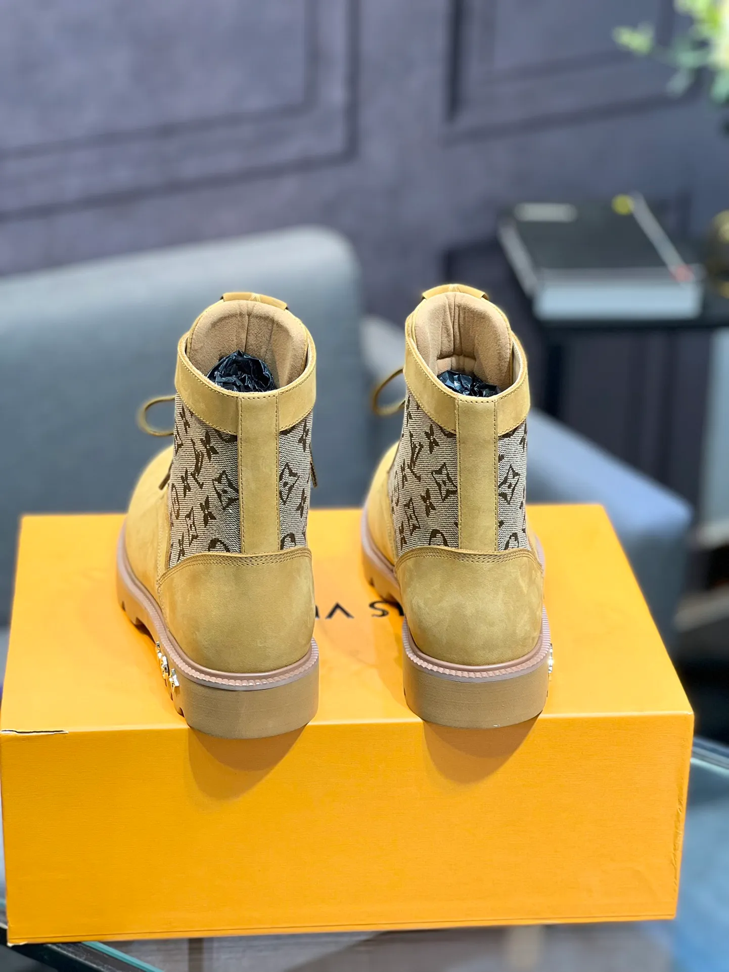 Men's shoes 💰920 L Home - the latest LV men's business casual boots, luxury and nobility are a must. They are all made of imported original first-layer cowhide, just to create a more comfortable wearing experience. ➕Top imported water-dyed full cow lining, original high wear-resistant outsole! 👏👏 Size: Male 39-44; (38 45 46 customized)